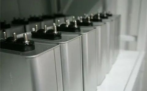 哪些因素影響電力電容器的容量？